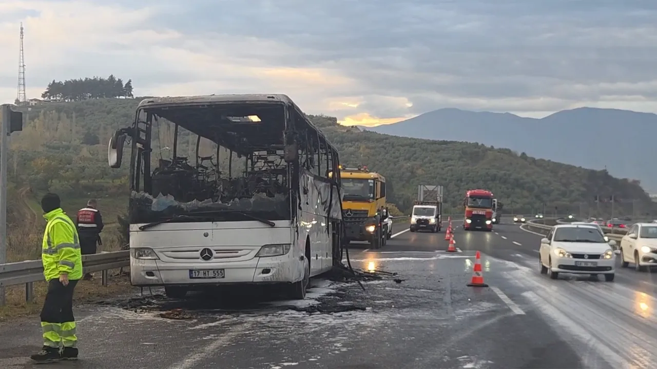İstanbul İzmir Otoyolu’nda öğrencileri taşıyan otobüs yandı