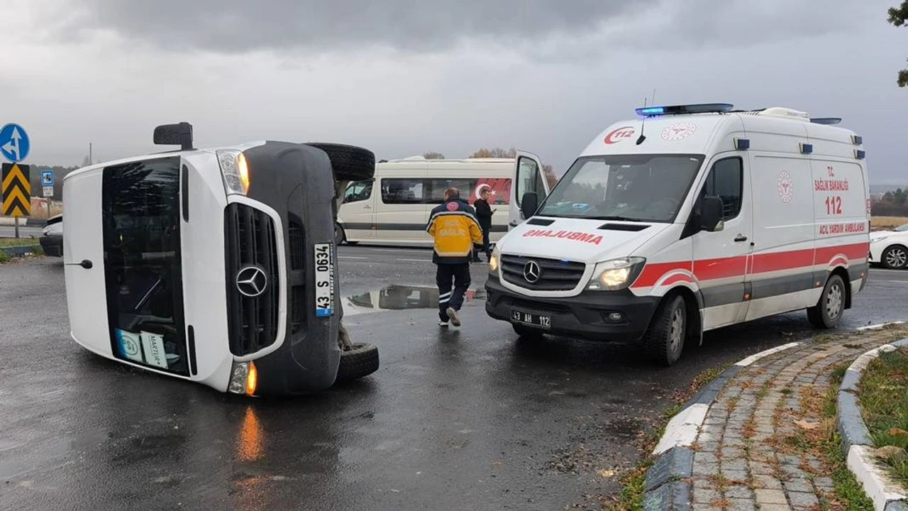 Kütahya’da işçi servisi ile ticari araç çarpıştı