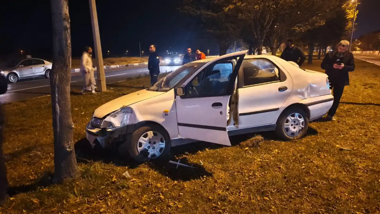 Kütahya’da otomobil önce direğe çarptı sonra refüje çıktı