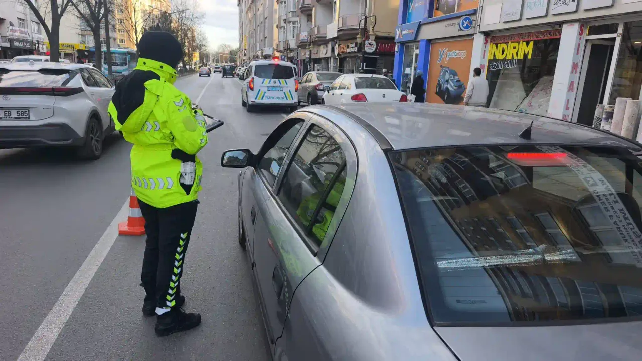 Kütahya’da polis ekiplerinden araç sürücülerine denetim
