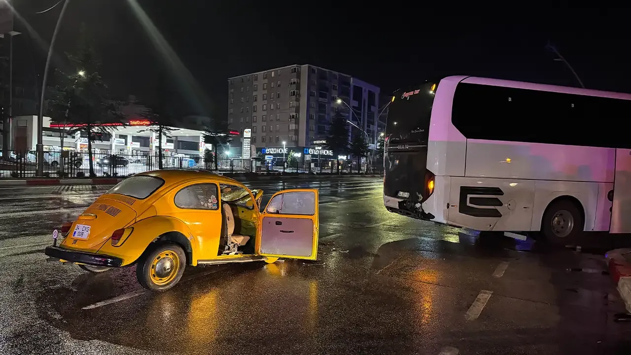 Uşak’ta otobüse çarpan otomobilde 3 kişi yaralandı
