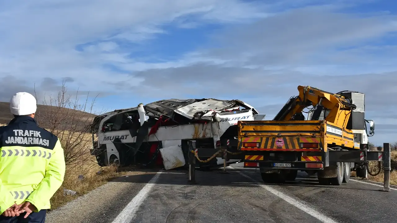 Afyonkarahisar’da yolcu otobüsü devrildi: 2 ölü, 21 yaralı