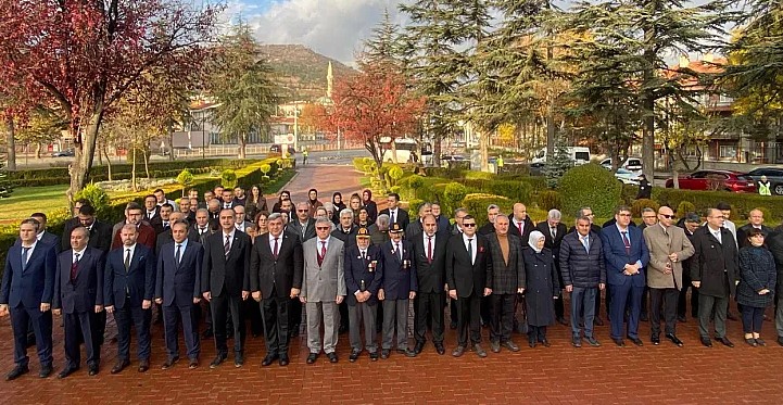 Öğretmenler Ata’nın Huzurunda Çelenk Töreni Düzenlendi