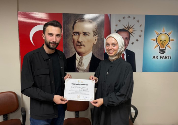 AK GENÇLER HEM ÖĞRETMENLERİN GÜNÜNÜ KUTLADILAR, HEM ESNAFLA BULUŞTULAR