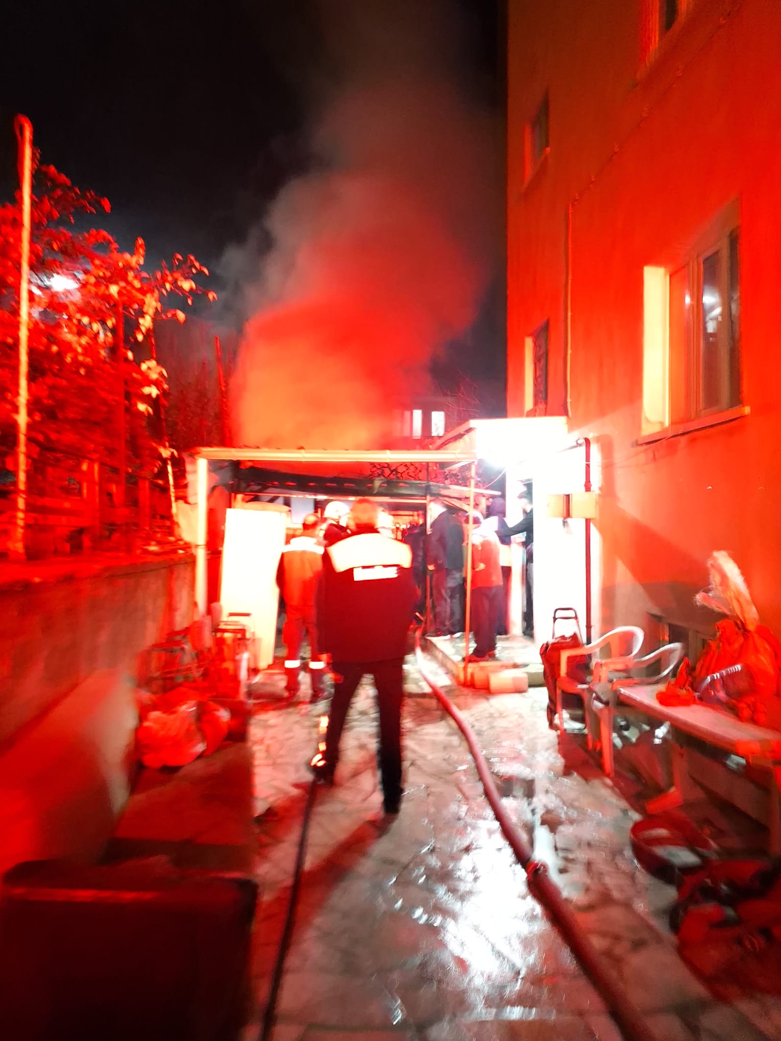 Eşrefpaşa'da çıkan Kömürlük yangını paniğe neden oldu - 2