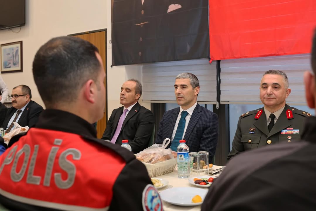 Afyonkarahisar Valiliği'nden Güvenlik Güçlerine Teşekkür ve Sürpriz Doğum Günü Kutlaması