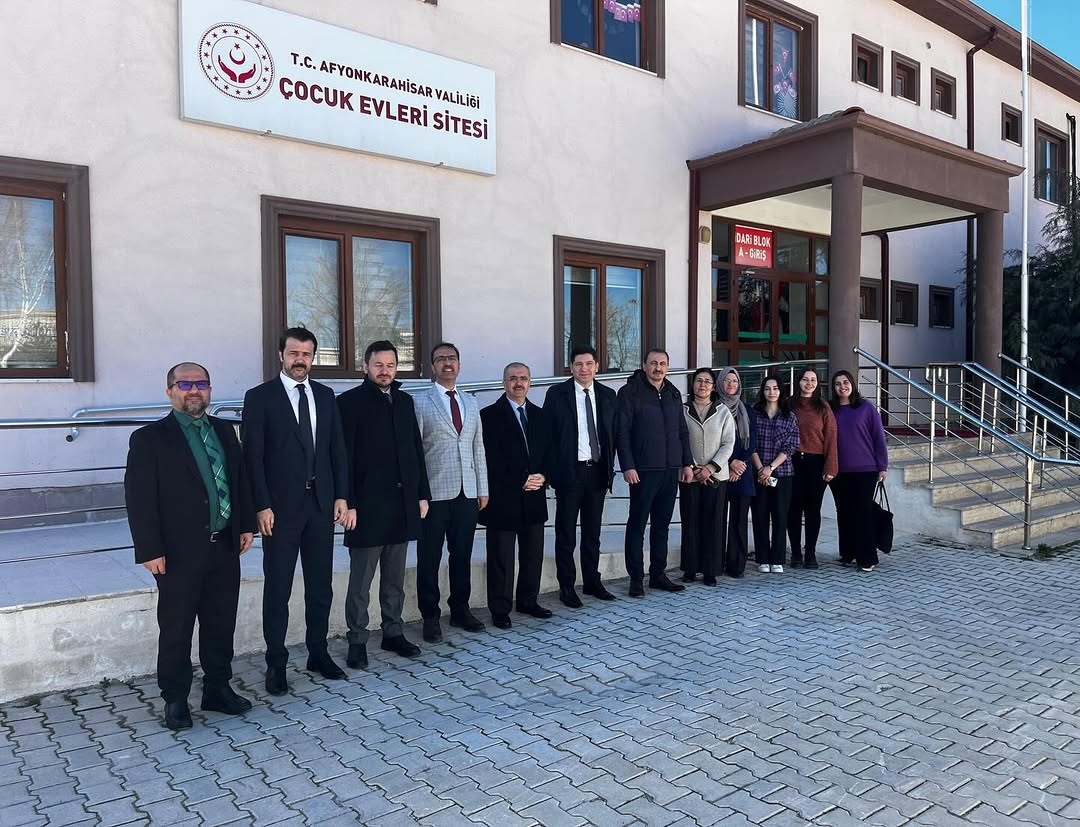 Bakanlık Yetkilisi Ahmet Uzun Çocuk Evleri Sitesi'ni Ziyaret Etti