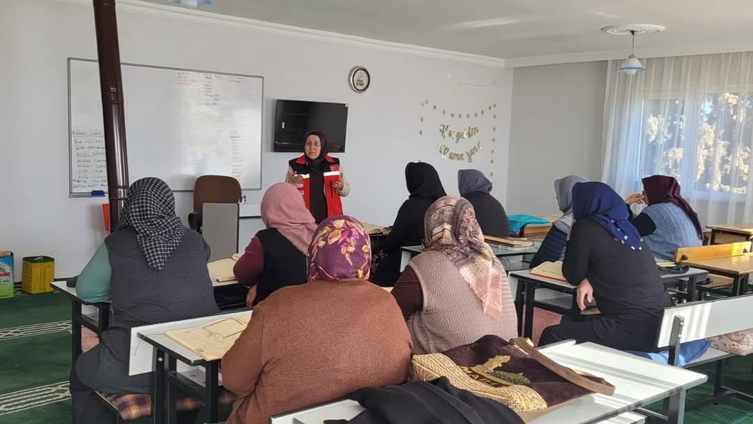 Dinar Sosyal Hizmet Merkezi Tarafından Altınova Köyü Kur’an Kursu Kursiyerlerine Aile Hukuku Semineri