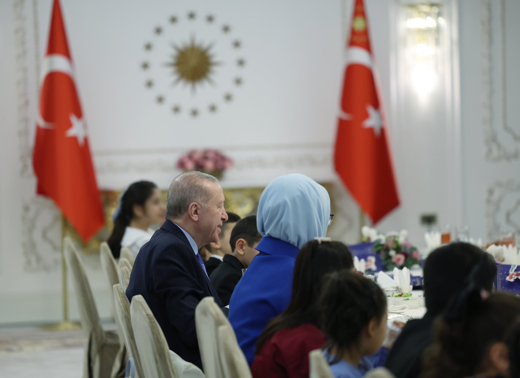 Erdoğan, çocuklarla iftar yaptı