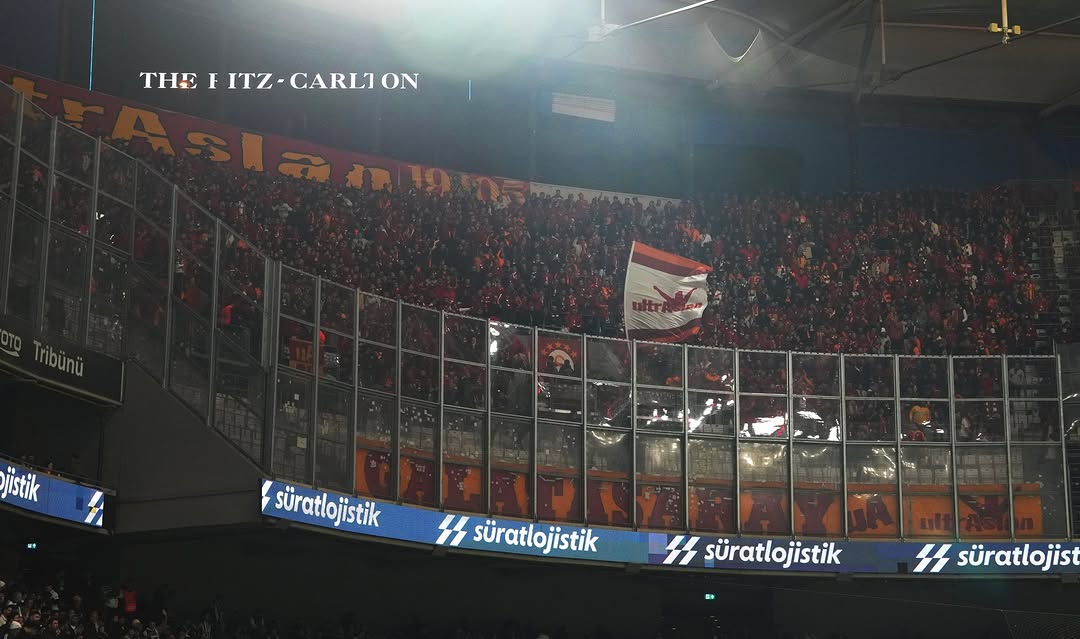 Galatasaray Taraftarı Takımını Tribünde Destekliyor