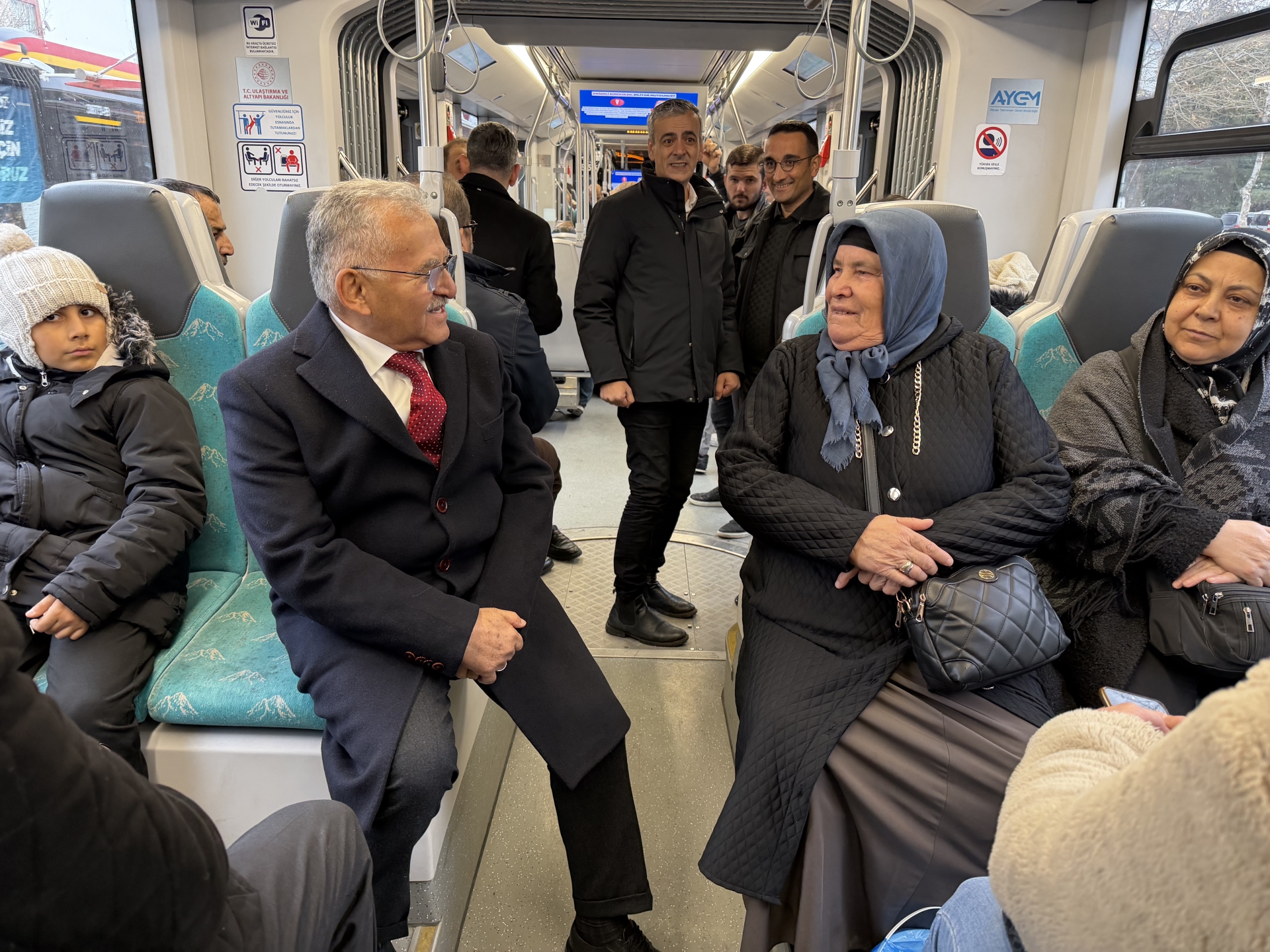 Başkan Büyükkılıç'tan, Kayserililer İle Samimi Sohbet Eşliğinde Tramvay Yolculuğu