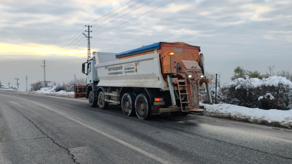 Büyükşehir, Arterlerde Buzlanmanın Önüne Geçmek İçin Çalışmalarını Durmaksızın Sürdürüyor