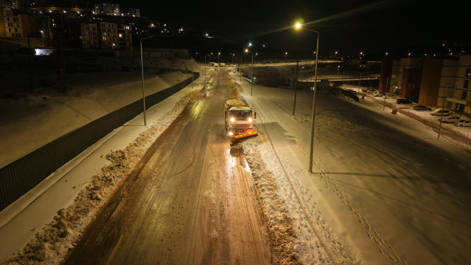 Büyükşehir'den Önsen Ve Kurtlar'da Kar Ve Buzlanmaya Karşı Etkin Mücadele
