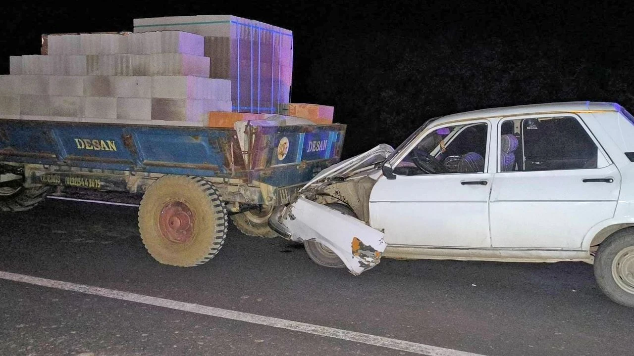 Uşak’ta traktör römorkuna çarpan otomobilde 3 kişi yaralandı