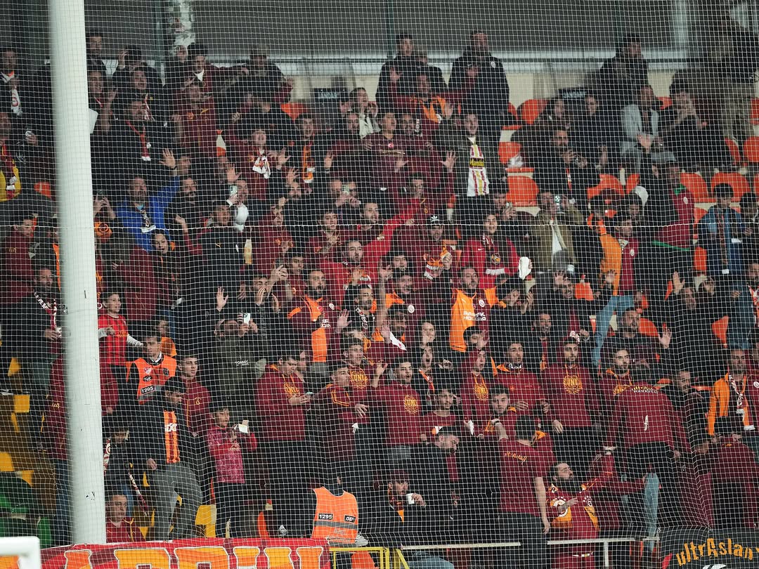 Galatasaray Taraftarı Takımını Tribünde Destekliyor