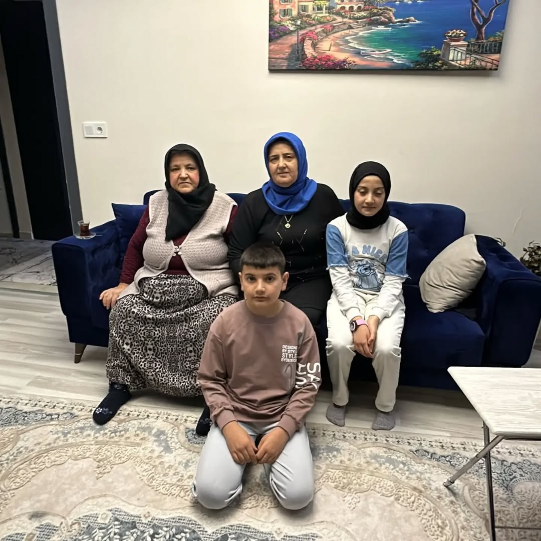 AK Parti Afyonkarahisar İl Kadın Kolları'ndan Yaşlı Ziyareti