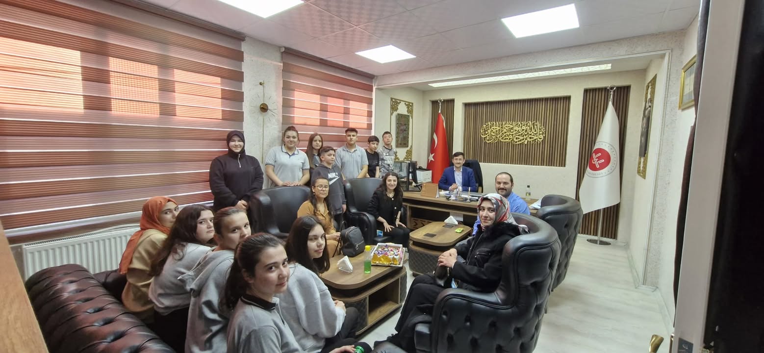 İlçemiz Çok Programlı Anadolu Lisesi Öğrencileri ve Öğretmenleri İlçe Müftüsü Hüseyin Aka'yı Ziyaret Etti