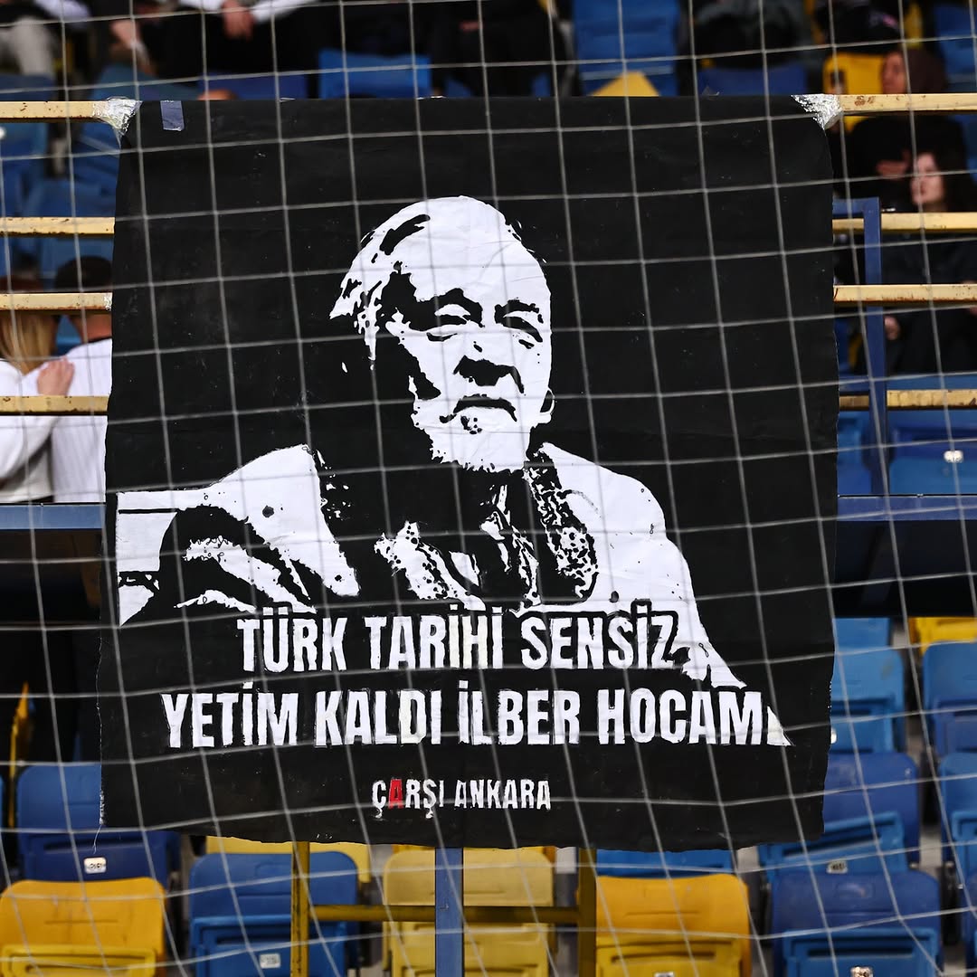 Beşiktaş Taraftarı İlber Hoca İçin Unutulmaz Bir Anma Düzenledi