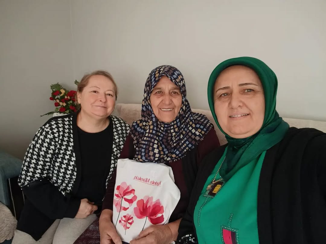 AK Parti Afyonkarahisar İl Kadın Kolları'ndan Yaşlı Ziyareti