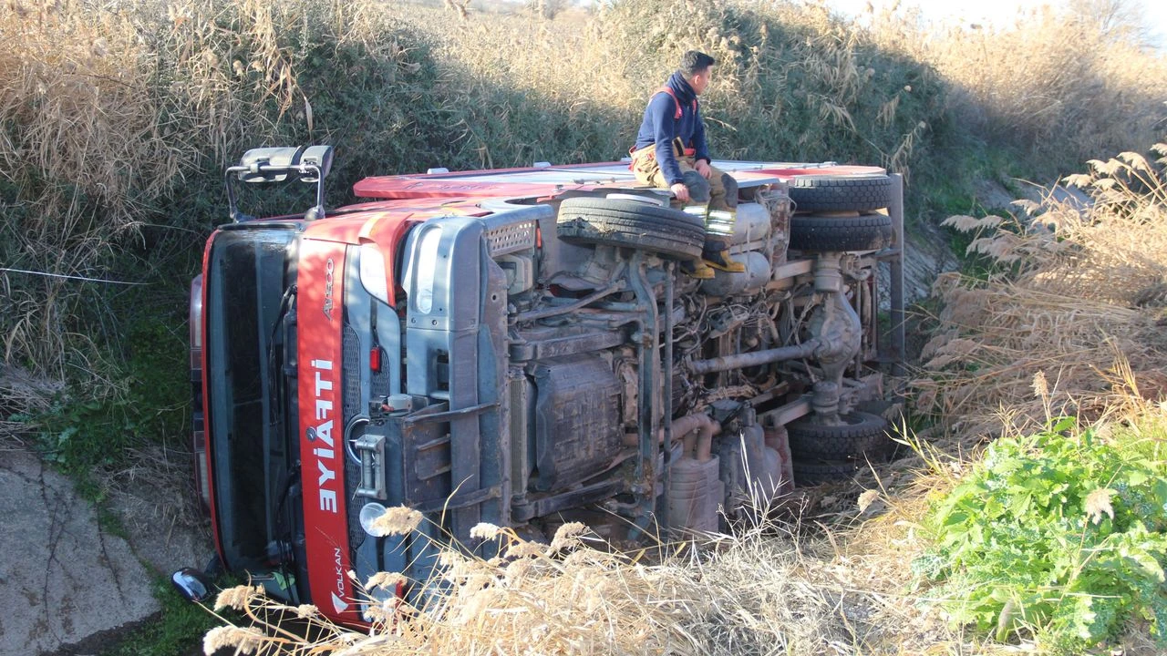 Manisa’da itfaiye aracı devrildi: 1 itfaiye eri yaralandı