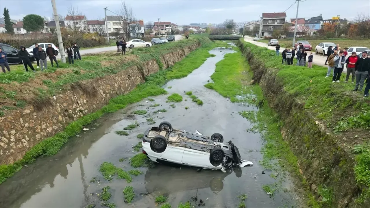 Bursa’da otomobil dereye devrildi: 3 yaralı