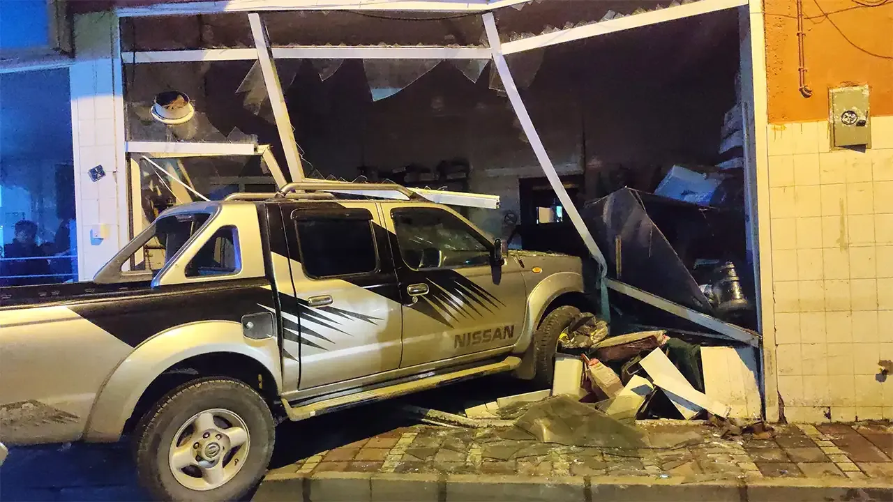 İzmir’de pikap iş yerinin deposuna girdi