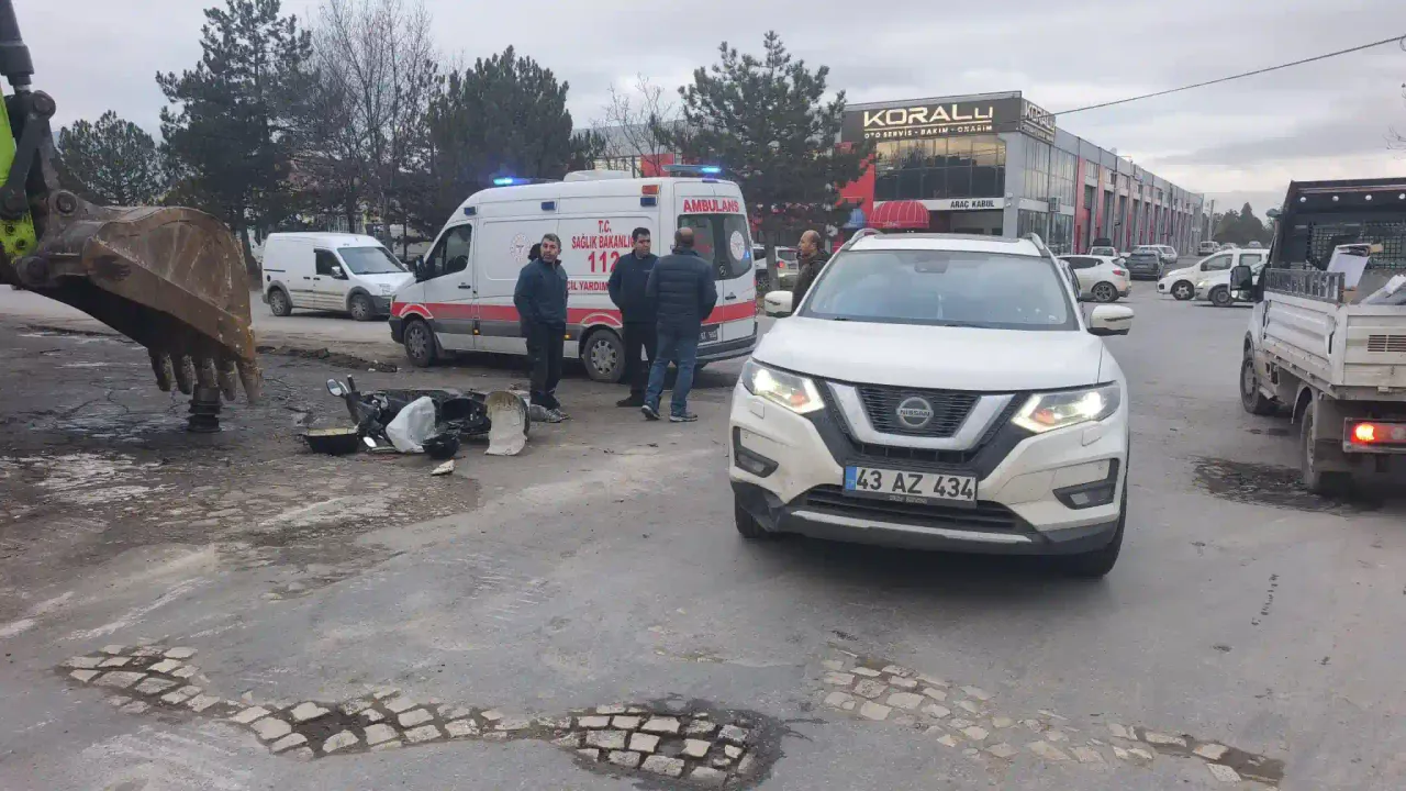 Kütahya’da otomobil, elektrikli bisiklete çarptı, 1 yaralı