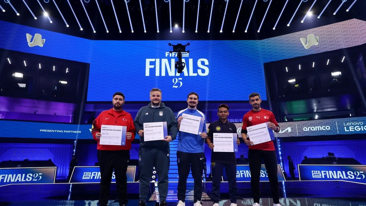 Tolga Atalay’a FIFA eAntrenör Gelişim Programı Diploması