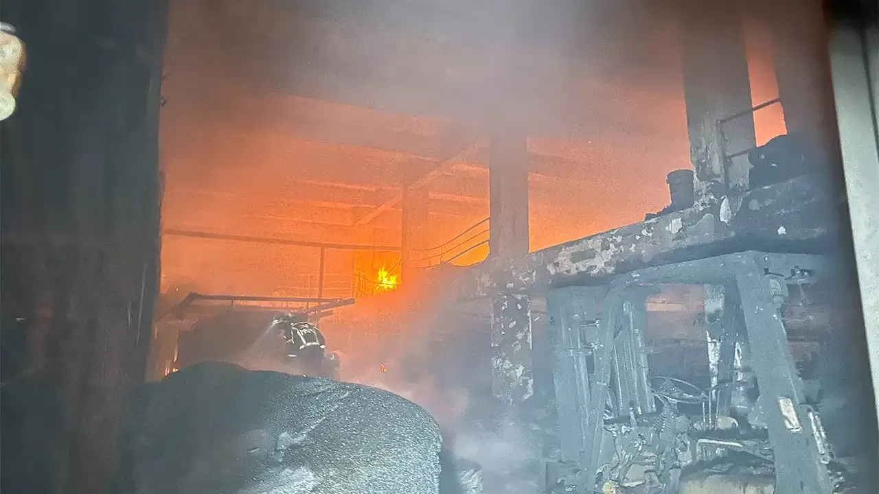 Uşak’ta plastik poşet fabrikasında yangın paniği