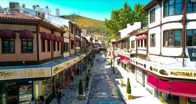 Uzun Çarşı’dan Ulu Camii’ye Nostaljik Tramvay Geliyor.