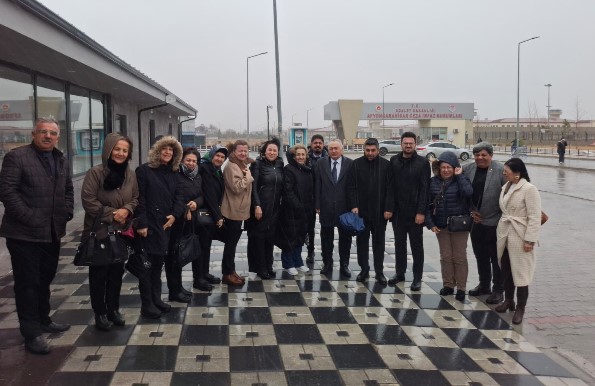 Biz Cumhuriyet Halk Partililer olarak bu siyasi baskılar ve hukuksuzluklar karşısında sessiz kalmayacağız.