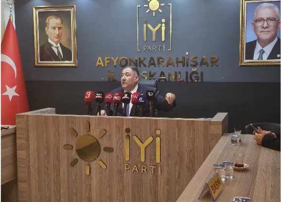 İYİ Parti Afyonkarahisar İl Başkanı Muhammet Mısırlıoğlu, haftalık basın toplantısı  Düzenledi. - 1