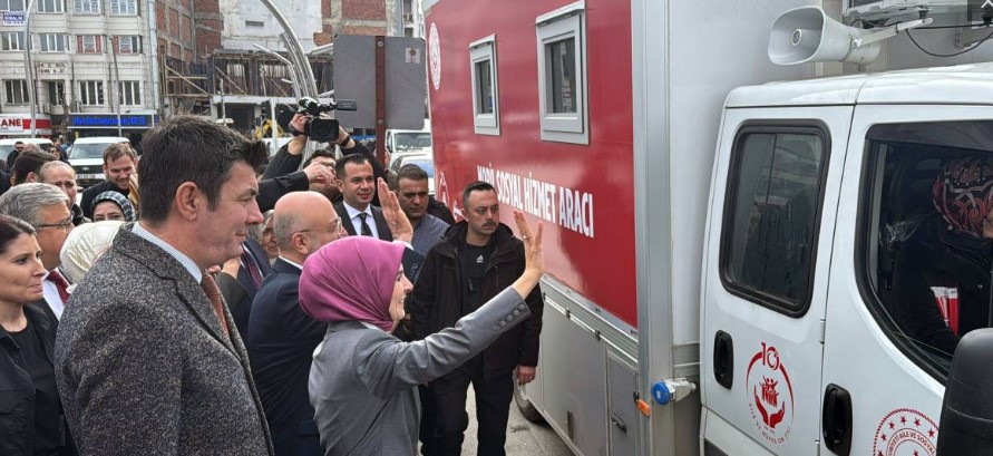 BAKAN GÖKTAŞ, MOBİL SOSYAL HİZMET ARACINI ZİYARET ETTİ - 1