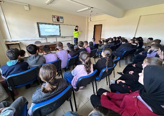 Afyonkarahisar’da Jandarmadan Trafik Bilinci Eğitimi: 1.074 Kişiye Ulaşıldı - 1