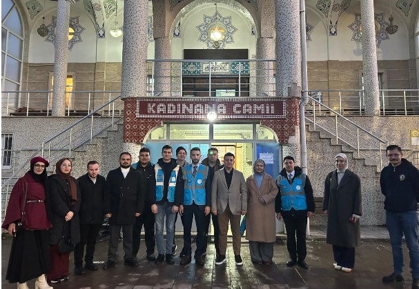 Ramazan ayına sayılı günler kala, AK Parti Afyonkarahisar İl Gençlik Kolları geleneksel hale getirdiği cami temizlik çalışmalarını bu yıl da sürdürdü.  - 1