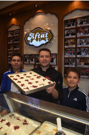 Afyonkarahisar'da ramazan ayında başta güllaç olmak üzere ekmek kadayıfı, kabak tatlısı,  revani ve baklava damakları şenlendiriyor. - 1