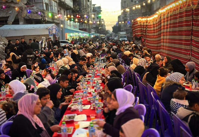 Türk Kızılay Gazze’de Ramazan’ın İlk İftar Sofrasını Kurdu - 1