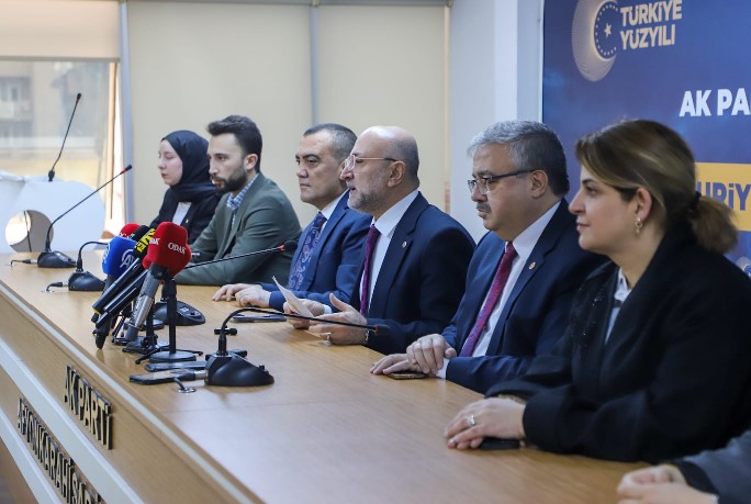 AK Parti Afyonkarahisar İl Başkanlığı’nda 28 Şubat “postmodern” darbesinin 29. yıl dönümü dolayısıyla basın açıklaması düzenlendi. - 1