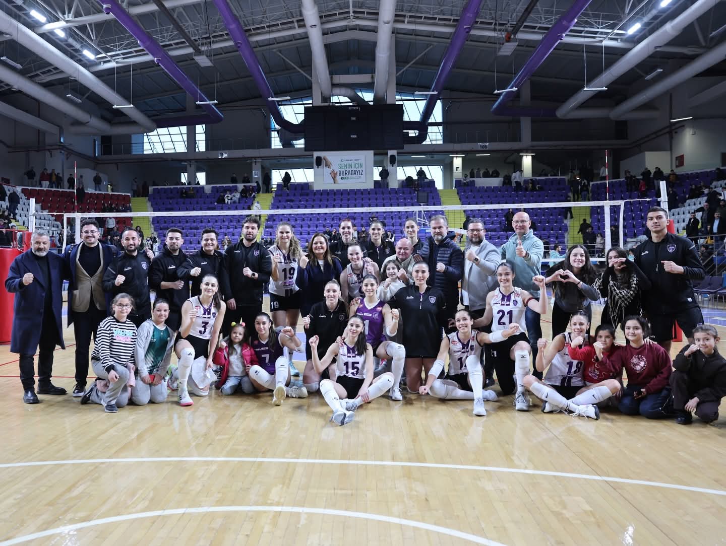 Voleybol Takımı, lig karşılaşmasında Manavgat Belediyespor’u 3-0 mağlup etti. - 3