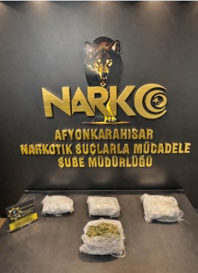 Afyon’da Uygulama Noktasında Durdurulan Otomobilden 1 Kilo 500 Gram Uyuşturucu Çıktı - 1