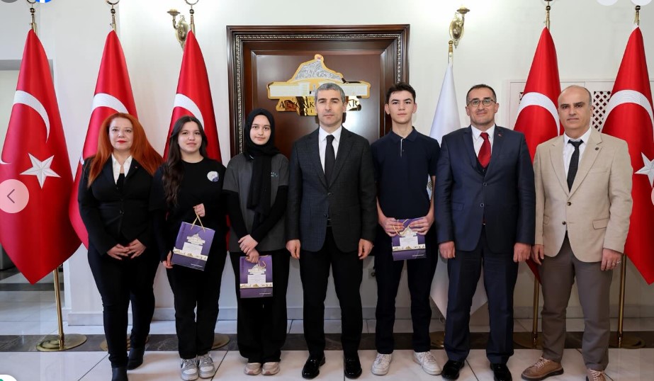 Afyonkarahisar Valisi Naci Aktaş Öğrencilere İstiklal Marşı Yarışmasında Dereceye Giren Öğrencilere Ödüllerini Verdi. - 1