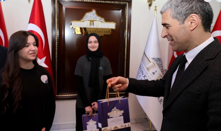 Afyonkarahisar Valisi Naci Aktaş Öğrencilere İstiklal Marşı Yarışmasında Dereceye Giren Öğrencilere Ödüllerini Verdi. - 2