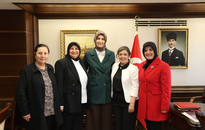 Afyon Muhtarları Dayanışma Derneği Kadın Muhtarları  İç işleri Bakanı Yardımcısı Doç Dr. Kübra Güran Yiğitbaşı'nı Makamında ziyaret ettiler. - 1