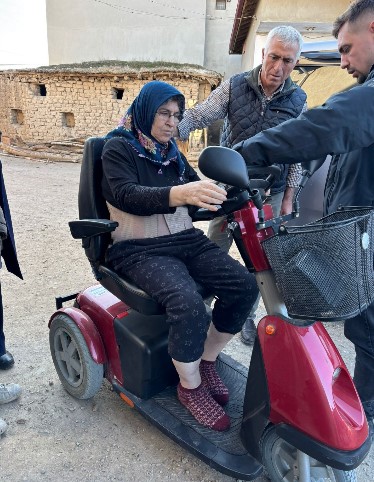 Kadınanalar Kültür Derneği’nden Anlamlı Destek: Elektrikli Tekerlekli Sandalye Hediye Edildi - 1