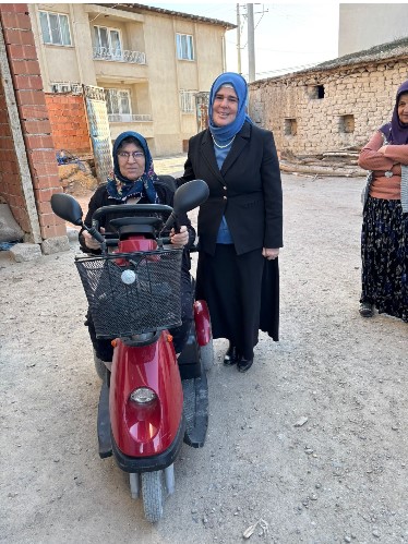 Kadınanalar Kültür Derneği’nden Anlamlı Destek: Elektrikli Tekerlekli Sandalye Hediye Edildi - 2