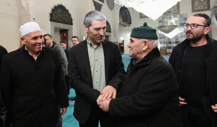 Afyonkarahisar Valisi Dr. Naci Aktaş Bayram namazı sonrası Vatandaşla Kucaklaştı. - 1