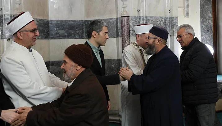 Afyonkarahisar Valisi Dr. Naci Aktaş Bayram namazı sonrası Vatandaşla Kucaklaştı. - 2