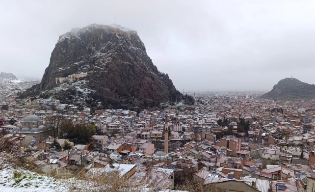 Afyon’da Bahar Bir Gecede Kışa Döndü: Kent Sabah Beyaza Uyandı - 1