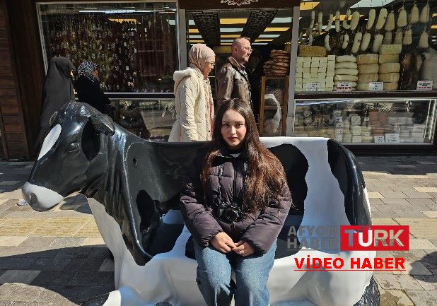 Uzun Çarşı’da Dikkat Çeken Görüntü: “Möö Möö” Sesleri ile  Yankılandı - 1