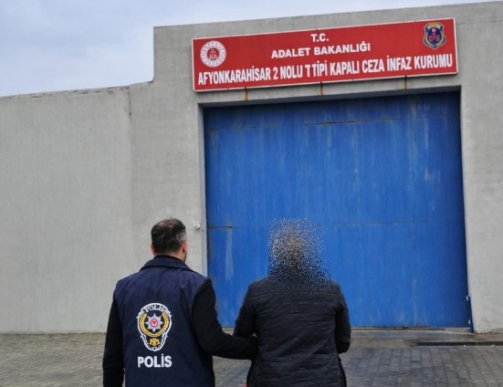Aranan Şahıs Yakalandı: 4 Yıl 10 Ay Hapis Cezası Bulunan S.E. Cezaevine Gönderildi - 1